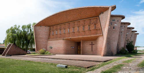 archatlas:  The Intricate, Undulating Brickwork at Eladio Dieste’s Cristo Obrero Church in UruguayGonzalo Viramonte has released a series of photographs that focus in on the use of bricks by engineer Eladio Dieste in his Atlántida Cristo Obrero church.