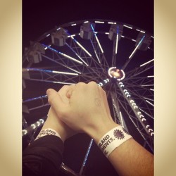 Carnival Night w/ @198d_photography ðŸŽªðŸŽ¡ðŸŽ ðŸŽ¢ #InstaSize #carnival #hands #ferriswheel #happy #lights #happyface #wristbands #holdinghands #fun #florida #dreamlandcarnival   (at Mardi Gras Casino)