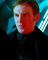 stripperdameron:   find someone who looks at u like general hux looks at kylo ren  