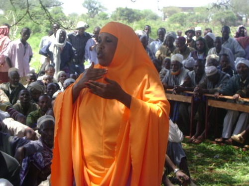 A Garre woman speaks at a community consultation on the draft peace accord in Hudet, Soomaaliya Galb