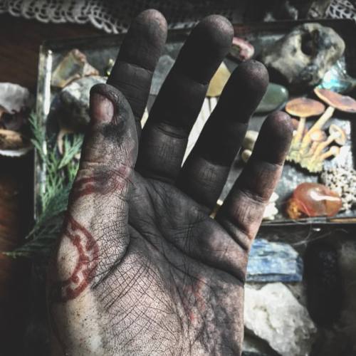 osondasaugas:  Workings… #black #ash #hand #altar #witchcraft #spell #ritual #magick #esoteric #occult #snake #hennatattoo #rhodatorralbawitchcraft #nofilter #letfhand #giving