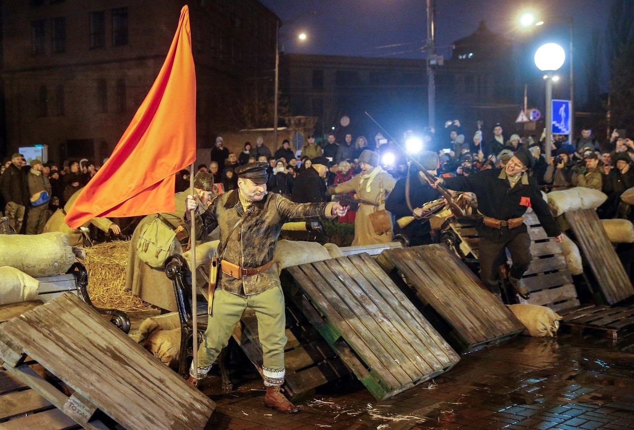 CONMEMORAN A ESTUDIANTES UCRANIANOS. Partidarios de varios partidos nacionalistas ucranianos marchan con antorchas y reconstruyen una batalla de 1918 entre las fuerzas de la República de Ucrania y el Ejército Rojo, para conmemorar a los estudiantes...