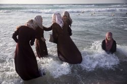 divinum-pacis:Palestinians spend the day on the beach during the Muslim Eid al-Fitr holiday in Tel Aviv, Israel, June 7, 2019. Eid al-Fitr marks the end of the fasting month of Ramadan. (AP Photo/Oded Balilty)