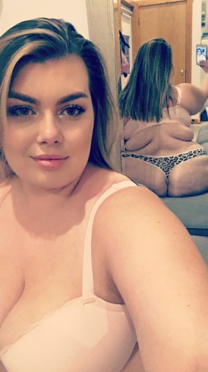 curvingchloe:  I’m loving how my body looks lately with the extra pounds 🐷💕