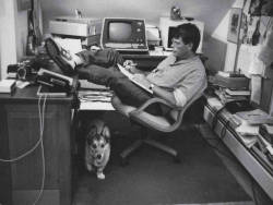 hellyeahhorrormovies:  Happy Birthday Stephen King! The horror writer turns 68 today! 🎈🎃 