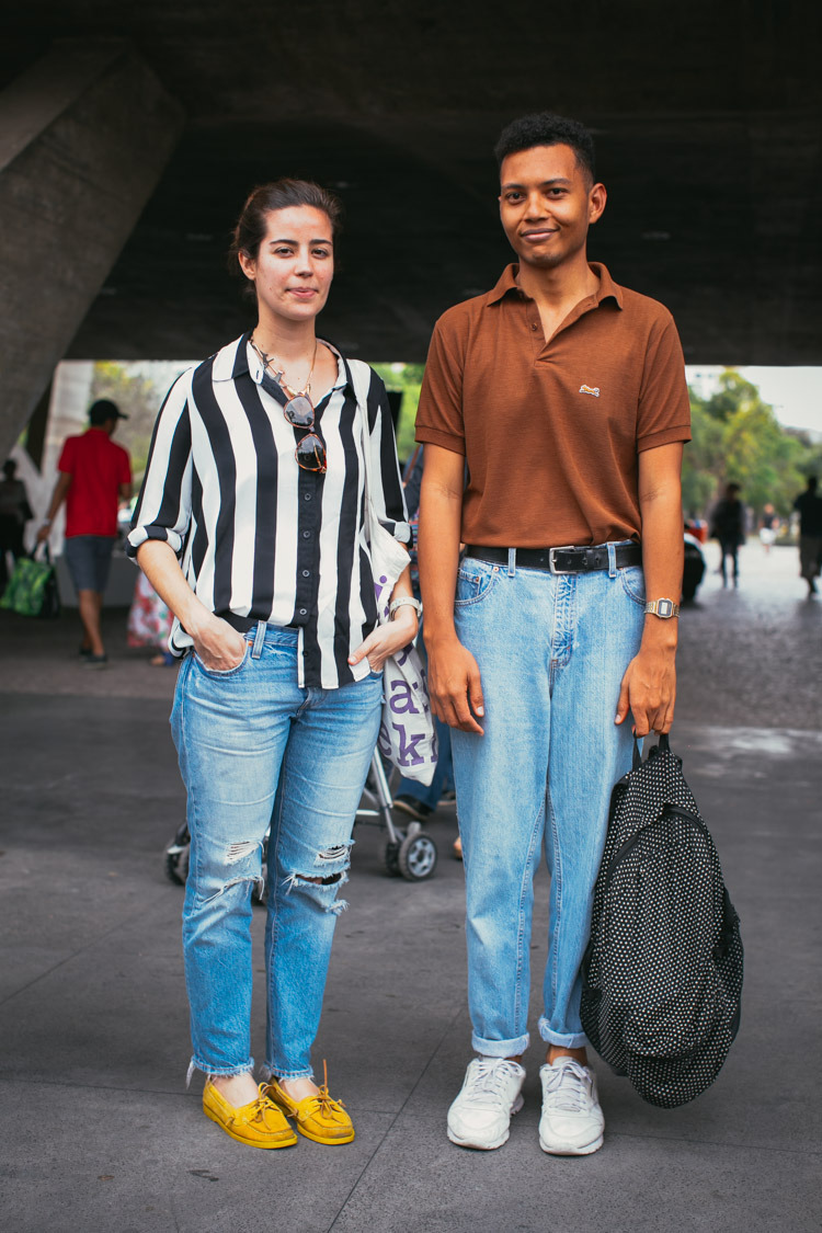 calça jeans rasgado feminina com tenis