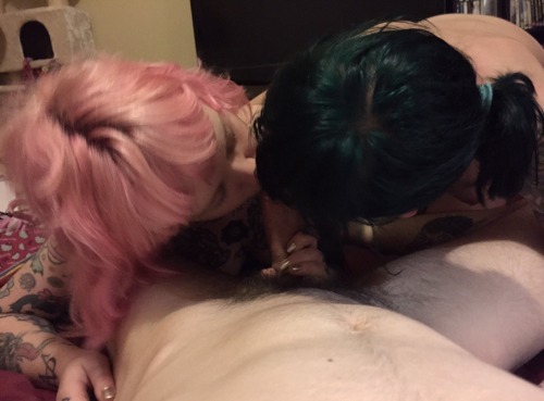 satanicspacecat:  righteousraving:  creepitreal666:  👯 satanicspacecat & righteousraving  😏  Ahhh take me back to this weekend pls