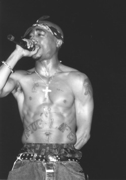 zona-hiphop:  2Pac