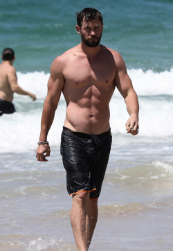 exposedtease:Chris Hemsworth at the Beach