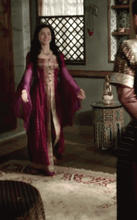 (Almost) Every Costume Per Episode + Nurbanu’s purple gown with gold detailing in 4x15