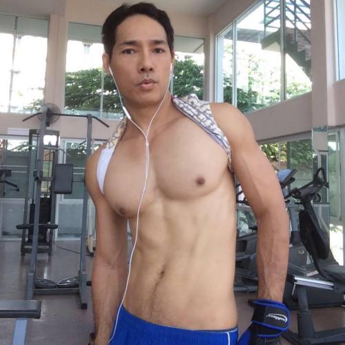 asianhunk-pecs-nips-asses:  His delicious nipples inform him to keep flirting!