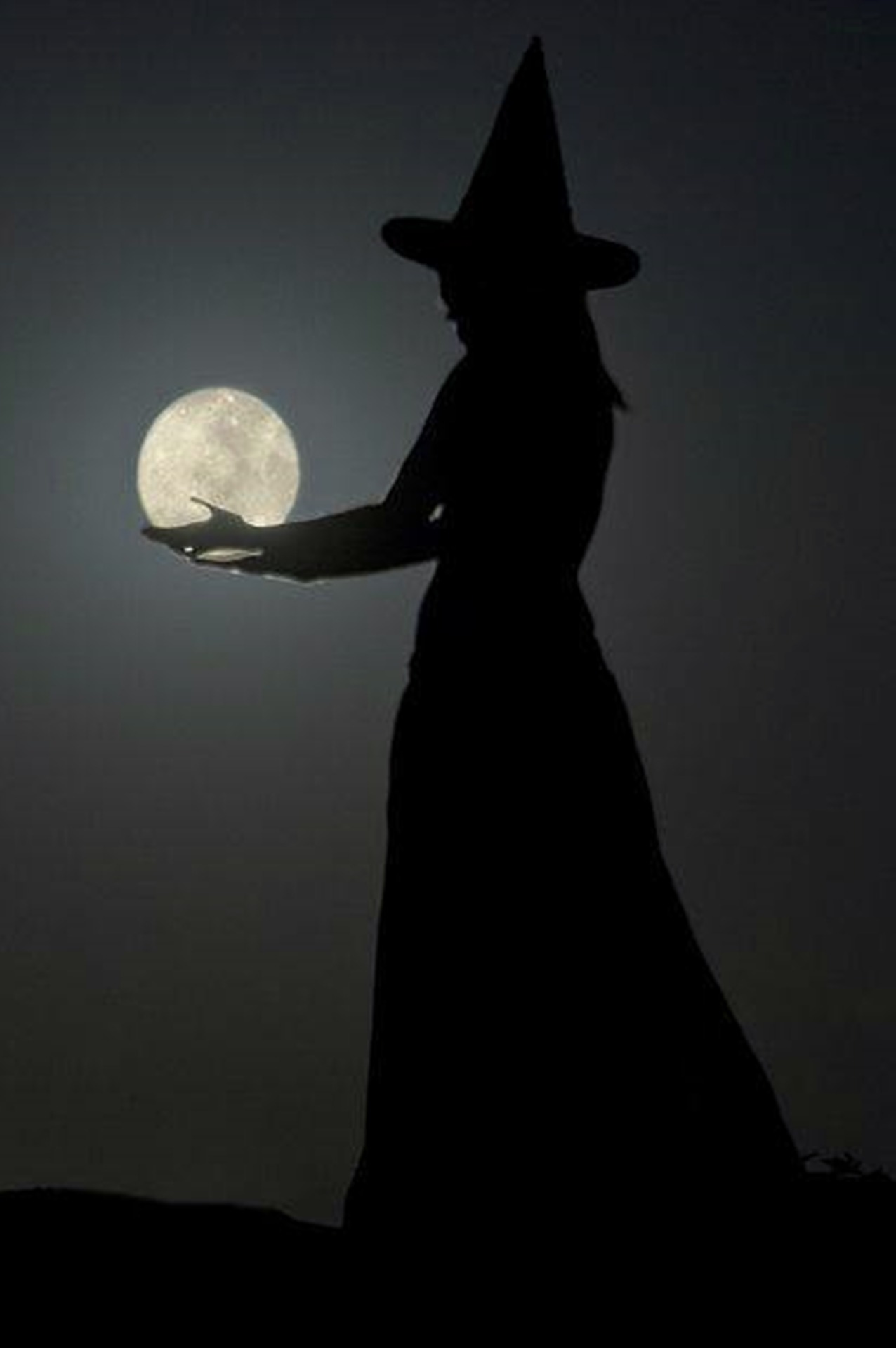 distantpassion:    Vi al sol embriagado de amor por dos lunas brujas… &ldquo;Lunas.&rdquo;