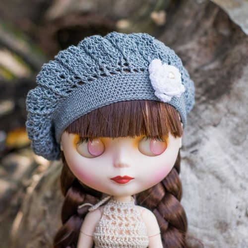 Have a nice day. . #blythe #knittersofinstagram #blablablythe #etsyowner #dollstagram #dollsclothe