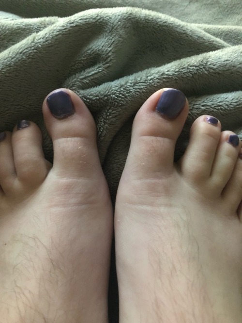 velociraptors-jerkin-it:Fuzzy toesAbsolutely sexy hairy toes!!! Please upload more such hairy toes a