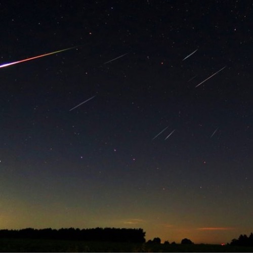 colchrishadfield: Don’t miss the show! Meteor shower this week, peaks Tue night, as Earth goes throu