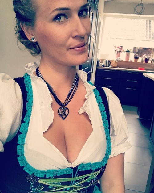 >> Even more sexy Dirndl Babes