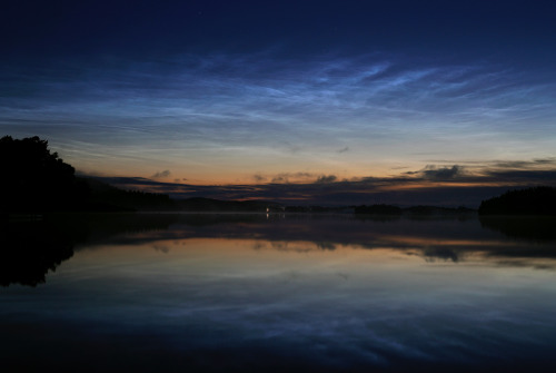 I got to enjoy some pretty noctilucent clouds on my last vacation night. Now I have to wait until ne