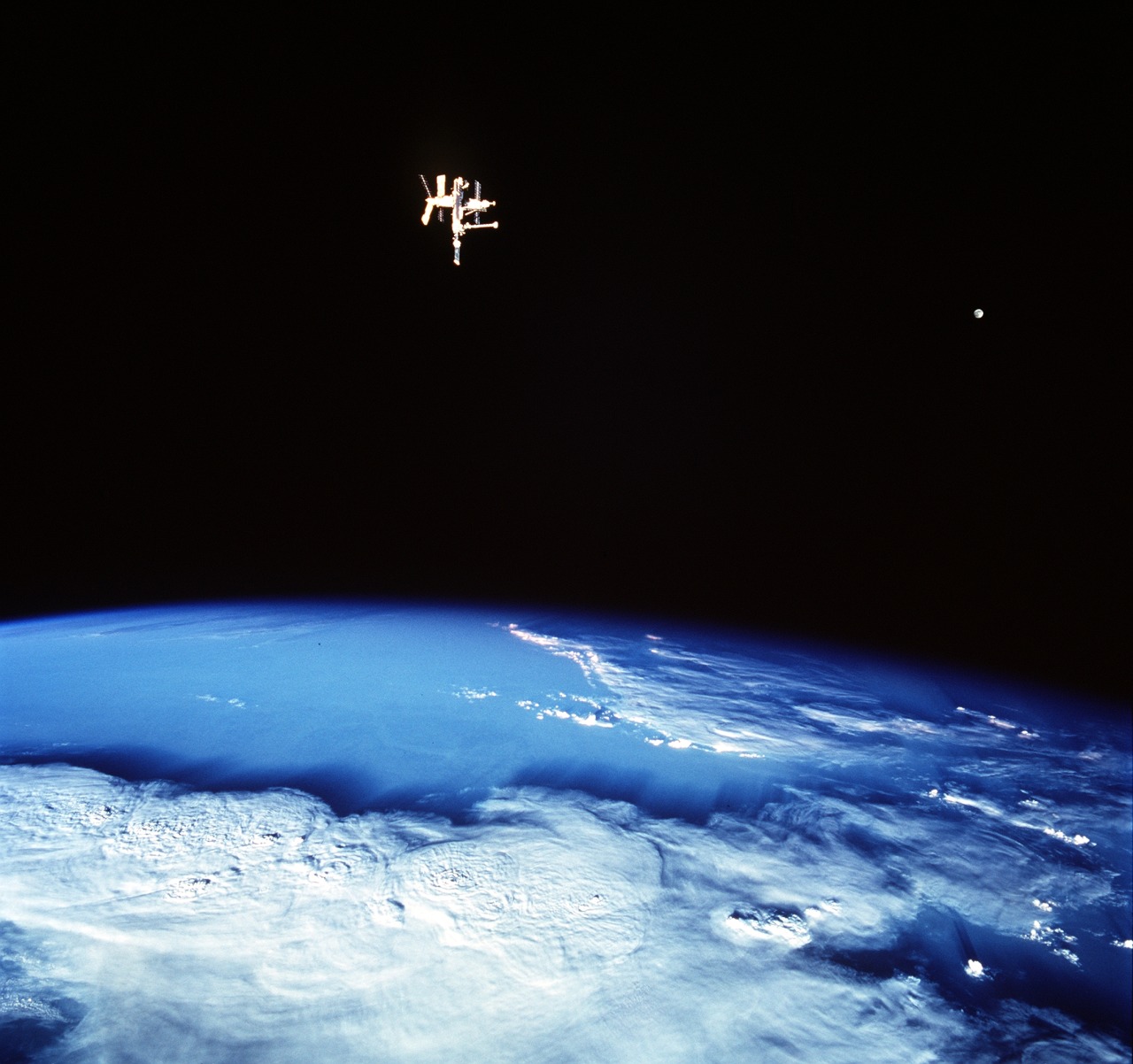 humanoidhistory:  Russia’s Mir space station and the Moon share the frame with