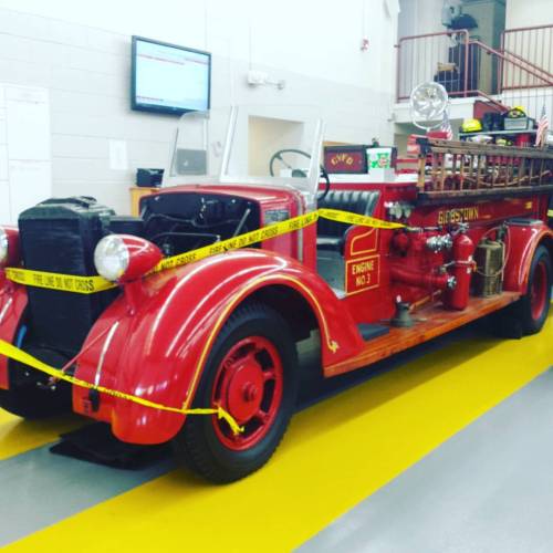 LOVE antique firetrucks. This beauty is right behind me at a vendor event today! #cashandcarry #Gibb