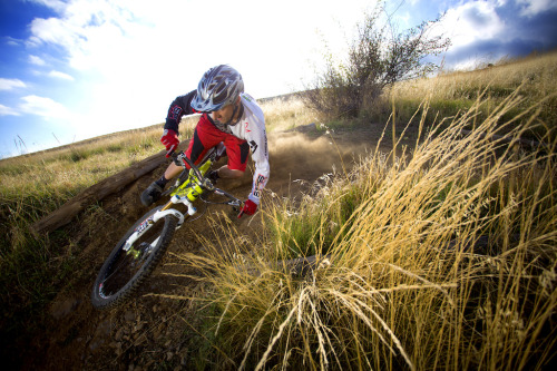 off-tha-trails:  Neil Donoghue testing Carbon Renthal bars - PB