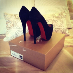 chanel-and-louboutins:  diamondsnglitz:  ♦  Chanel-and-Louboutins.tumblr.com 