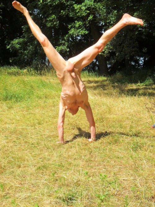 naturalnudeguys:  Richi handstand Thanks for the submission