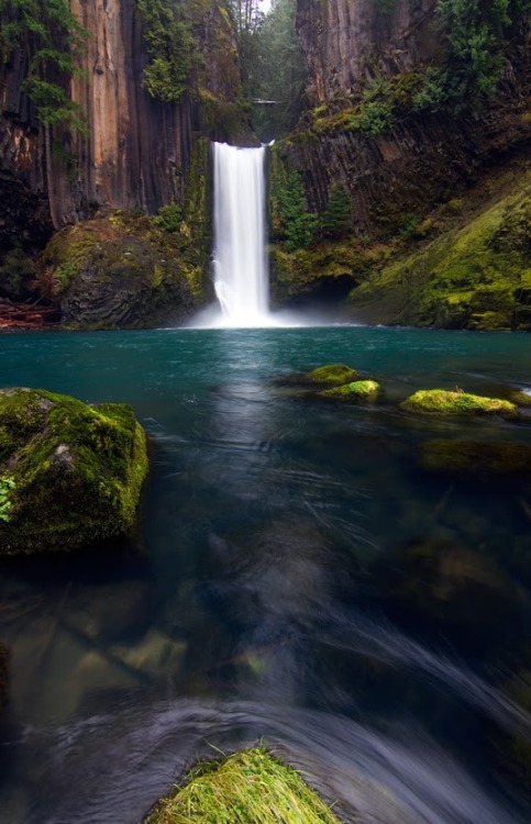 housewifesecrets: dranilj1:  Toketee Falls, Oregon by Skyler Hughes  Places near me.