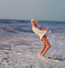 missmonroes:Marilyn Monroe photographed by