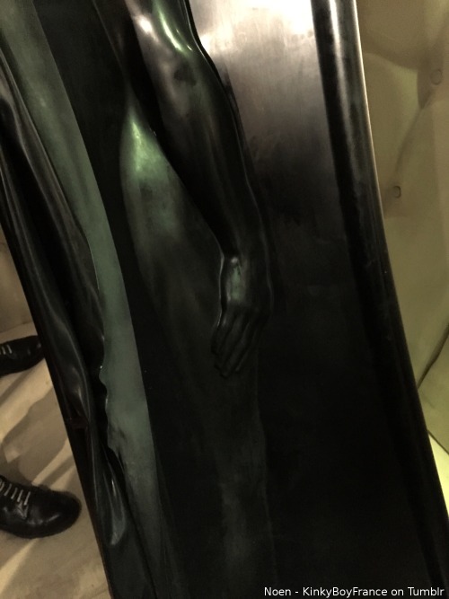 kinkyboyfrance:  Help, I’m becoming a rubber statue ! 