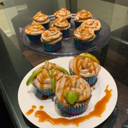 kissmeimrandom:Apple spice cupcakes with cinnamon cream cheese icing and caramel drizzle. #chef #che