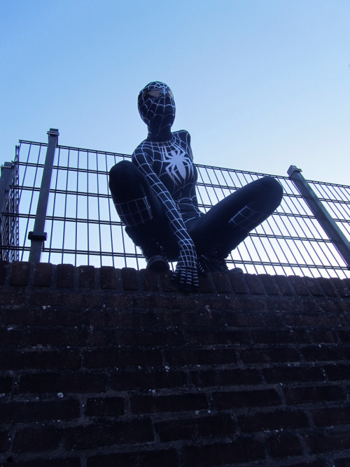 comicbookcosplay:  SparklingIzzy as Fem!Venom Photography: UndercoverKadaj 