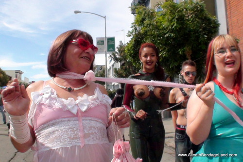 Porn Pics Folsom Street Fair sissy handjob on the corner