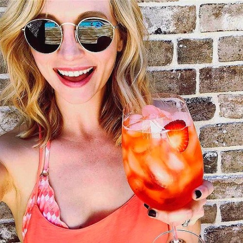 accolalove:@craccola: Sunning and spritzing on the last day of my 20’s ☀️