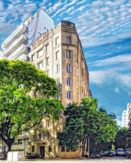 Recorrer la Avenida del Libertador desde Avenida Dorrego hasta Plaza San Martín nos regala estas vis