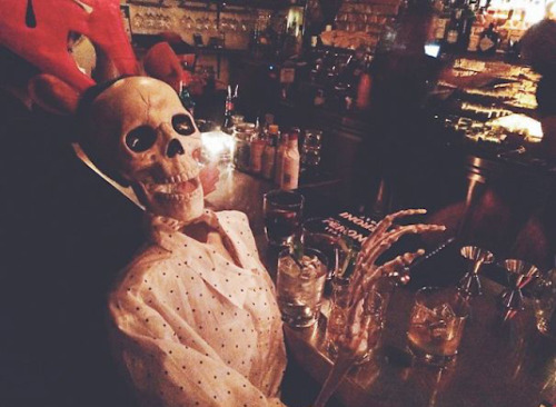 asylum-art:  Fashionable Skeleton Girl Photography on Instagram  Skellie is a young and beautiful skeleton who lives live full. Through her Instagram, we discover her lifestyle, between holidays, work, shopping and party with friends. What basically