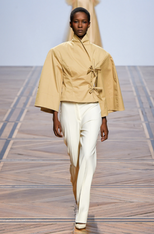 Outfit for Jocasta NuValentin Yudashkin Spring 2019