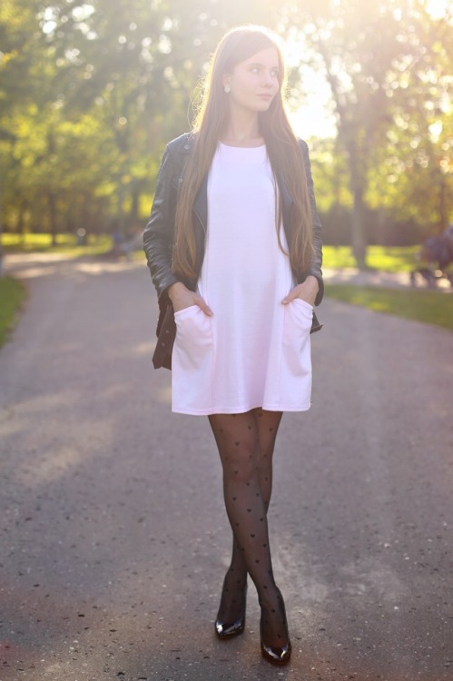 http://helpihavenothingtowear.blogspot.com/2014/10/pastelowa-sukienka-ramoneska-rajstopy-w.html