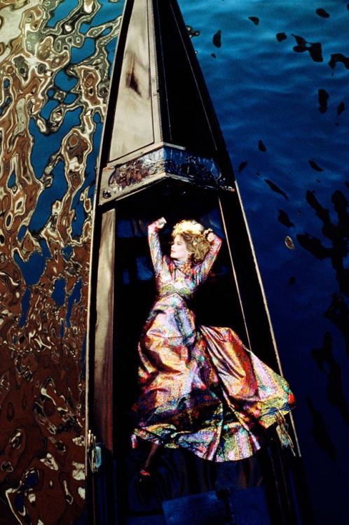 Claudia Schiffer, fashion by Léonard, sous le pont des Soupirs, Venise , 1995Jean-Daniel Lorieux (Fr