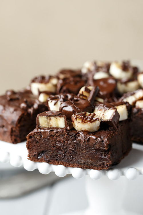do-not-touch-my-food:  Chocolate Covered Banana Fudge Cake