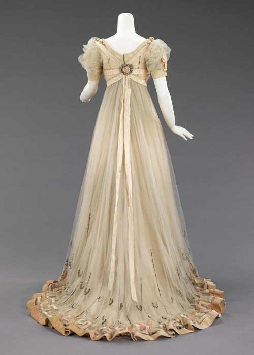 thevintagethimble:Evening dressHouse of Paquin. Mme. Jeanne Paquin. 1905–7. French. Silk, silver, rh