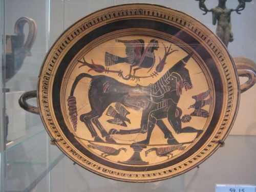 Heracles grapples with the Cretan Bull, while a Siren watches from a branch above.  Tondo of a Lacon
