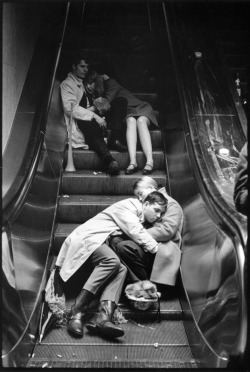 uhohtemptations: New Year’s Eve 1969 in Grand Central Station. 