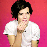 onedirections:  Harry   touching his face when he talks 