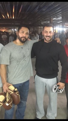 salmankhanholics: ★ Sultan is Here… Salman Khan with Hans Marrero on set of Sultan!! via @HansMarrero  