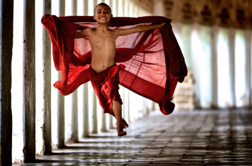 awkwardsituationist:novice buddhist monks. photos: 1. mahabodhi temple in bodh gaya, india by rajesh