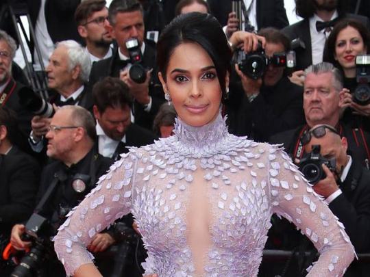 Porn Pics Mallika Sherawat Flashing Her Tits Through