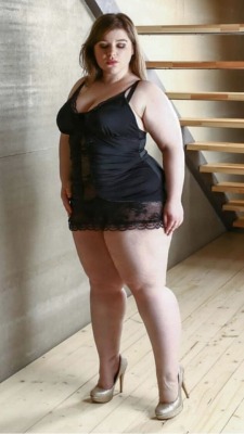 fatheels:  erronblack-tom: Beautiful girl  Beautiful body   👠👠👠Fat Heels❤️❤️❤️❤️