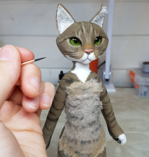 catsbeaversandducks: Amazing cat dolls made by Rachel Brown. Via moonwhiskersdolls &lt;3