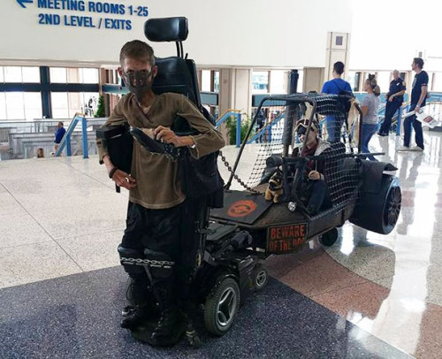 brownglucose:  linrenzo:  mustbedreeming:  boredpanda:   Disabled Student Turns Wheelchair Into Epic