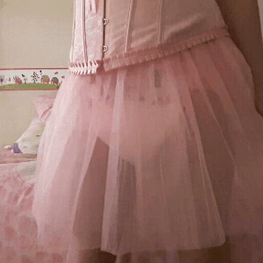 littlefallenprincess:I’m just Mommy’s pretty little baby dolly, waiting to be played wit